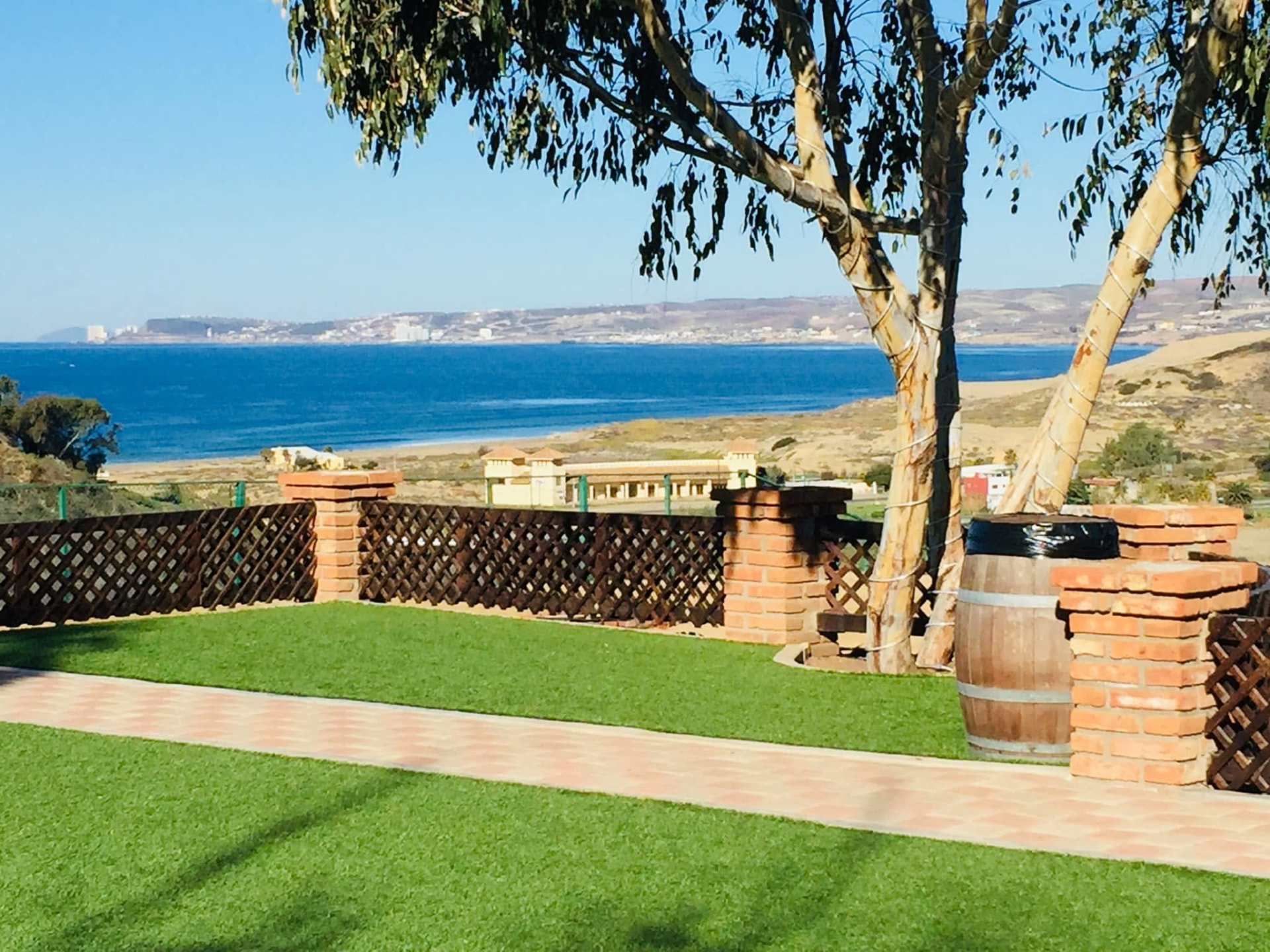 Jardín con vista al mar